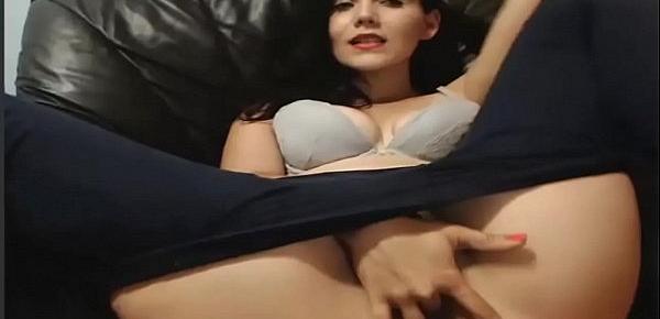  chica masturbadose en la webcam termina en squirt